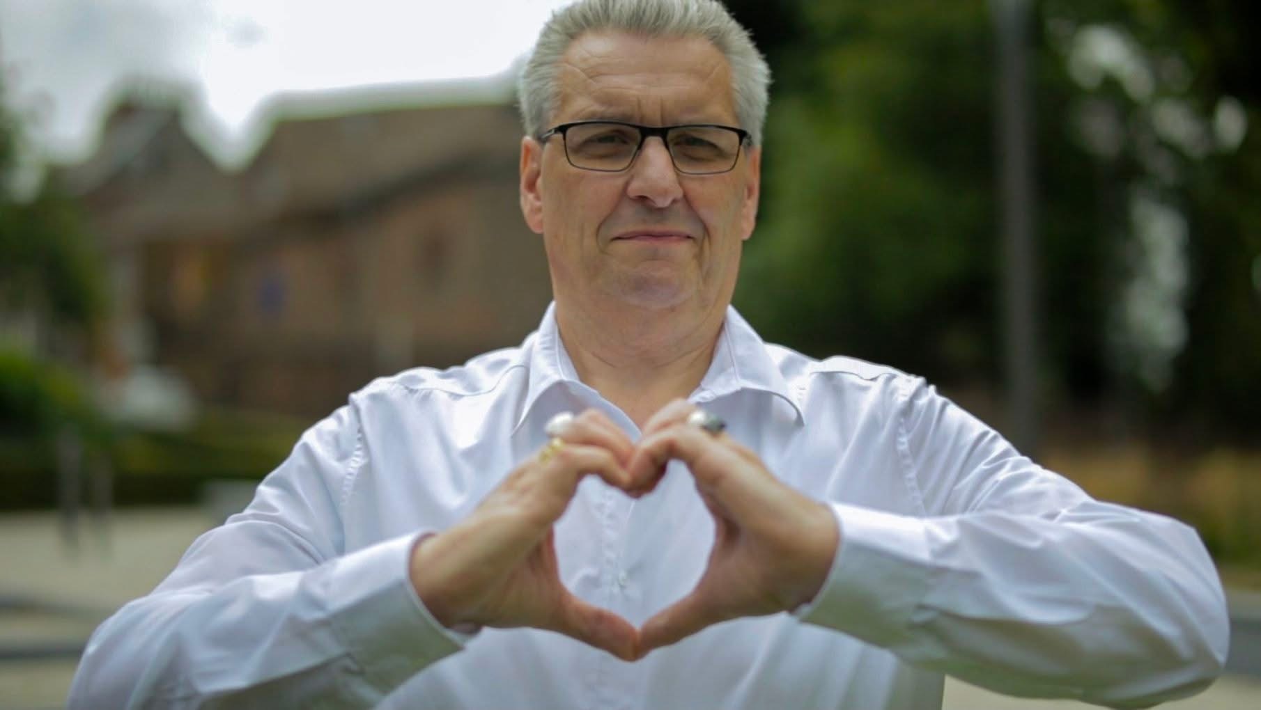 Le Dr David Bouillon formant un cœur avec ses mains