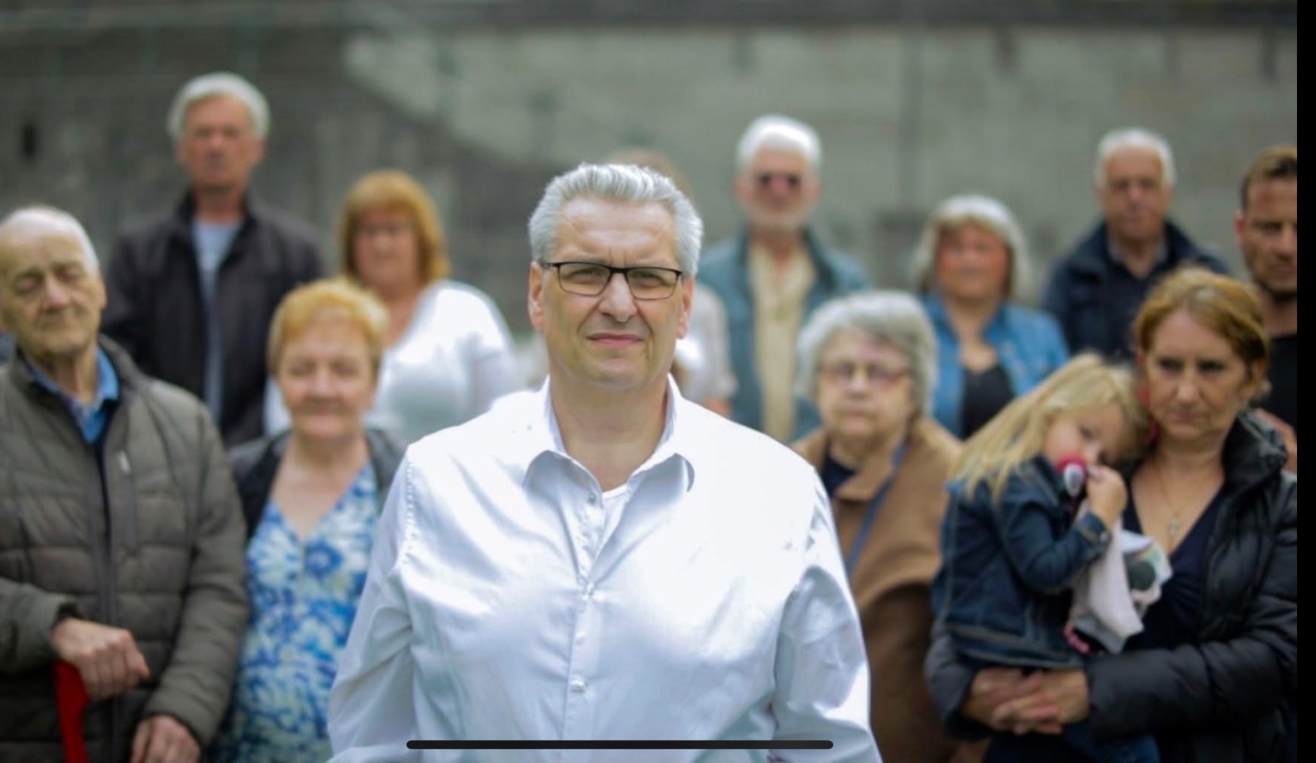 Le Dr David Bouillon debout devant un groupe de personnes âgées