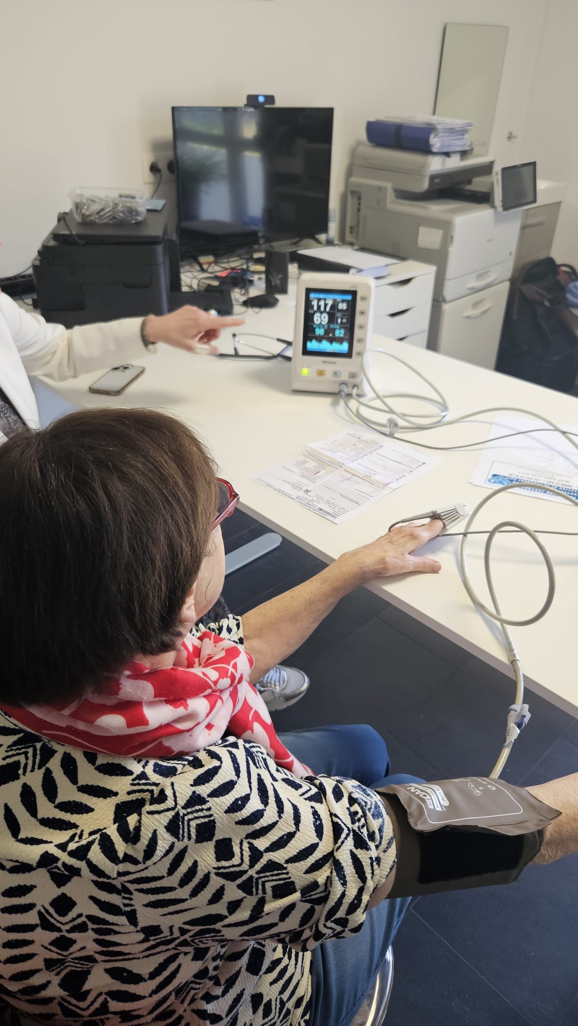 Contrôle des paramètres vitaux d'une patiente lors d'une consultation